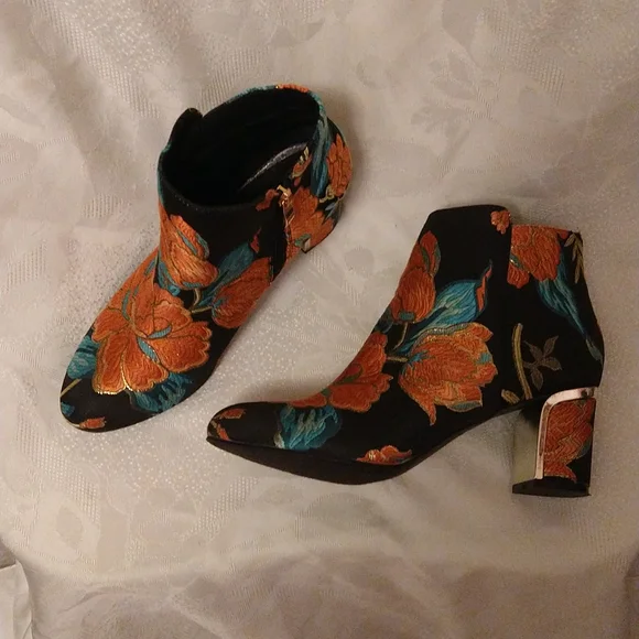 J. Renee embroidered booties Sz 7.5 🧳 - Picture 2 of 8